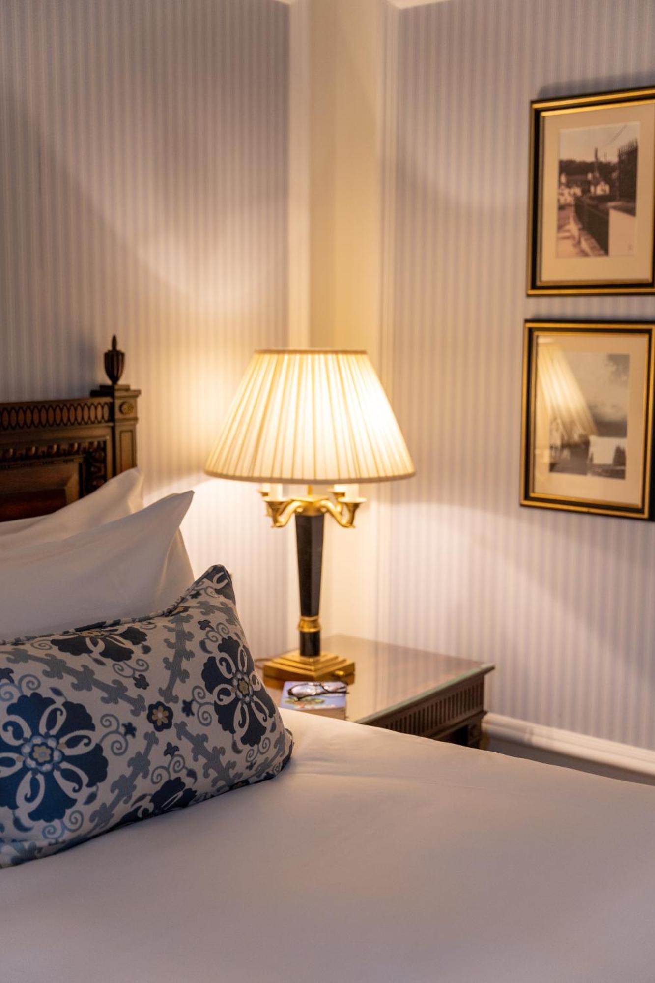 فندق باورسكورت، أوتوغراف كوليكشن® إنيسكري المظهر الخارجي الصورة A table lamp