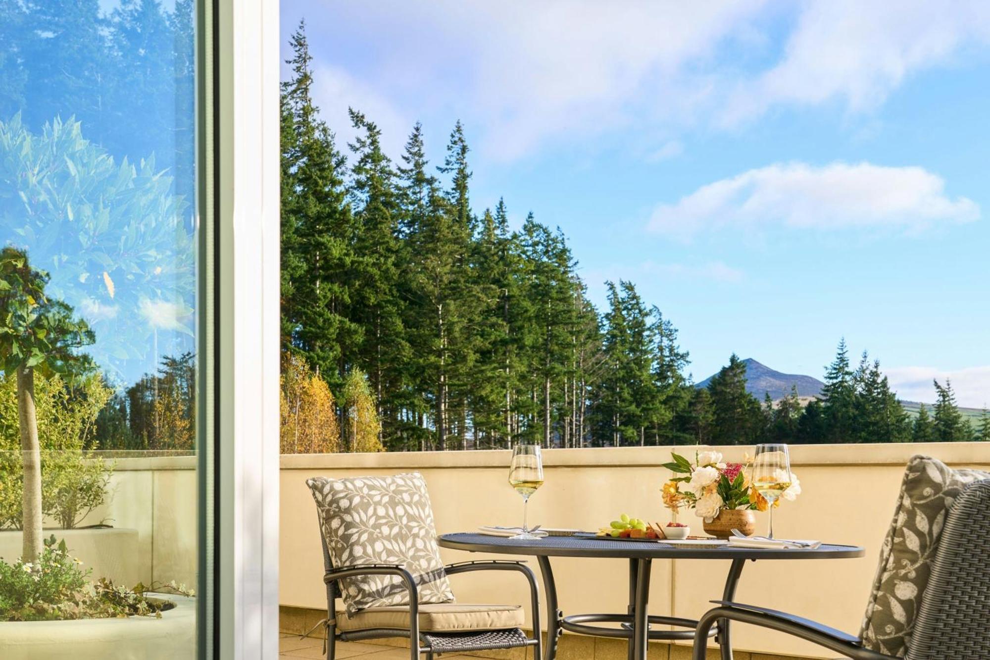 فندق باورسكورت، أوتوغراف كوليكشن® إنيسكري المظهر الخارجي الصورة A view of the San Juan Islands from a suite at the Inn at the 574