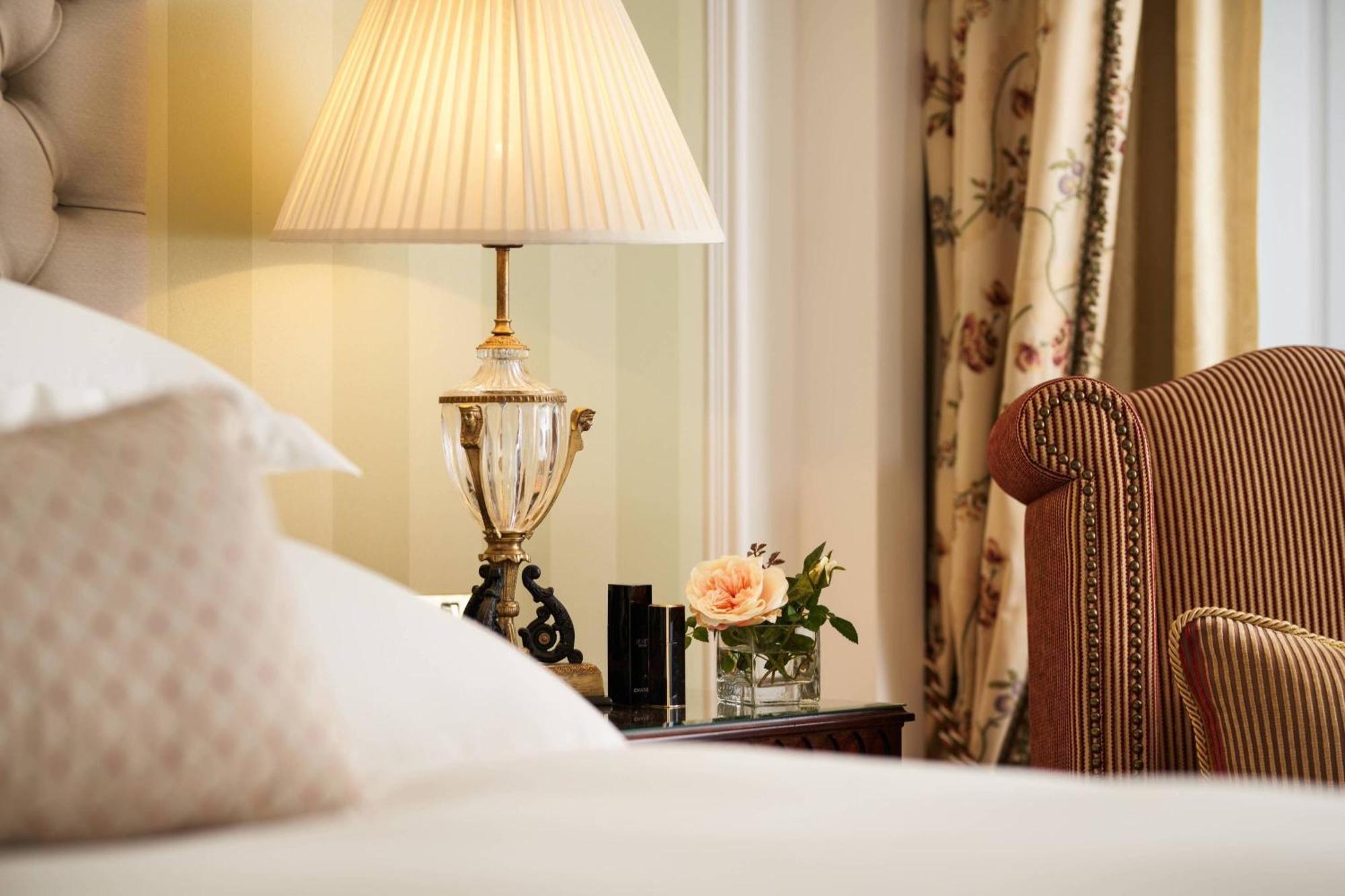 فندق باورسكورت، أوتوغراف كوليكشن® إنيسكري المظهر الخارجي الصورة A detail of a bedroom at the hotel