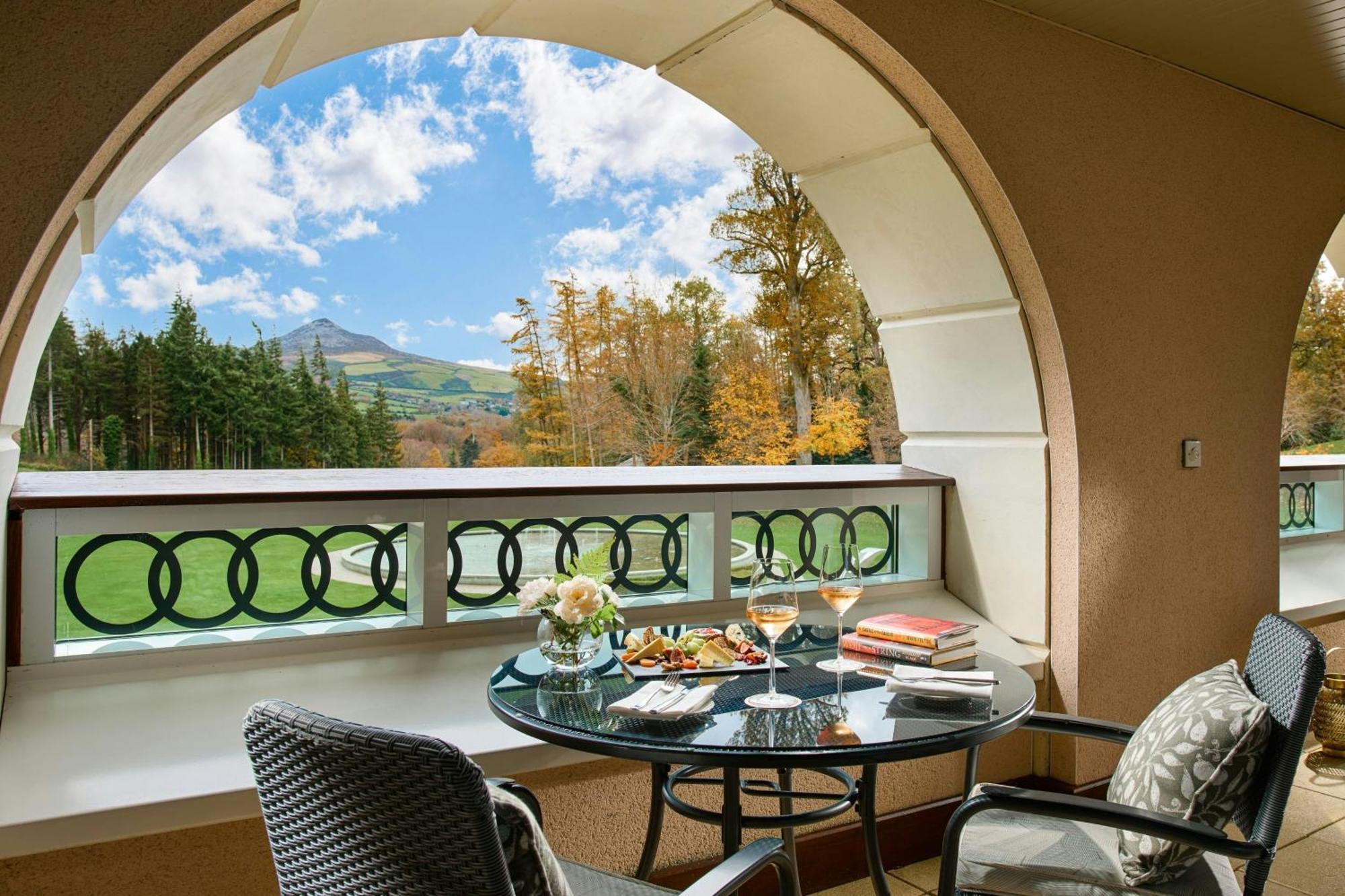 فندق باورسكورت، أوتوغراف كوليكشن® إنيسكري المظهر الخارجي الصورة A view of the golf course from a suite at The Lodge at Sun Valley