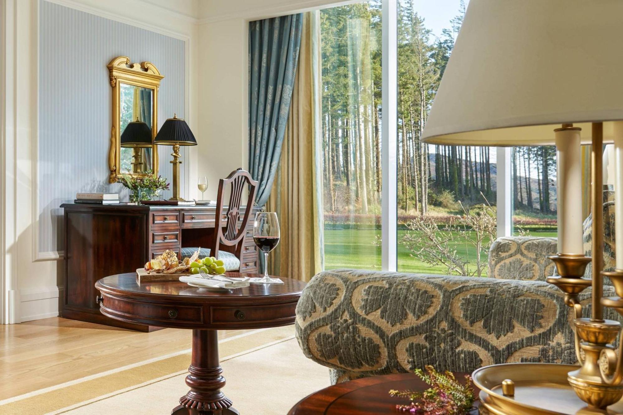 فندق باورسكورت، أوتوغراف كوليكشن® إنيسكري المظهر الخارجي الصورة A living room at the Four Seasons Hotel