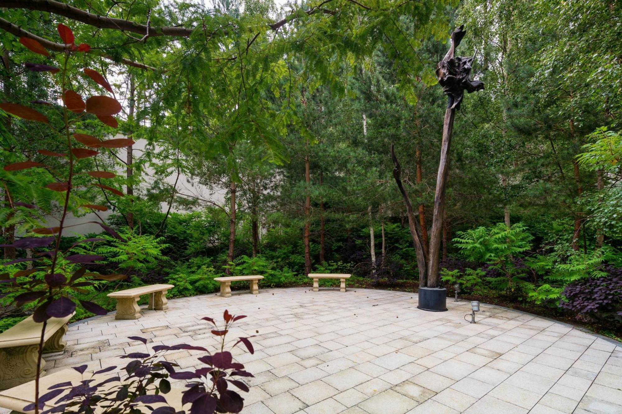 فندق باورسكورت، أوتوغراف كوليكشن® إنيسكري المظهر الخارجي الصورة The sculpture in 2019