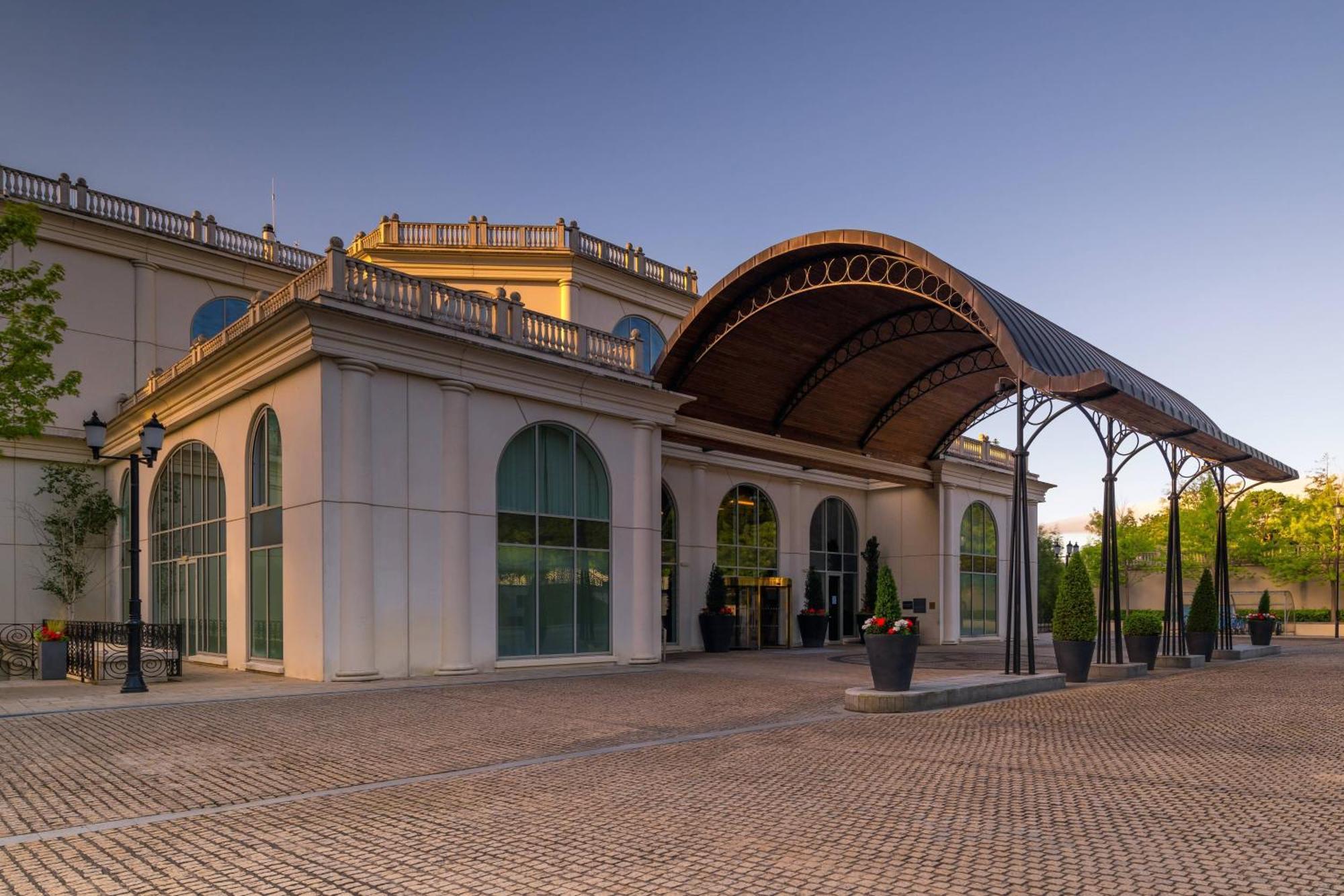 فندق باورسكورت، أوتوغراف كوليكشن® إنيسكري المظهر الخارجي الصورة The entrance of the hotel